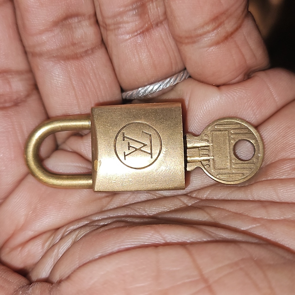 (ONE) 1 Authentic Louis Vuitton Lock & Key Set - Picture 17 of 17